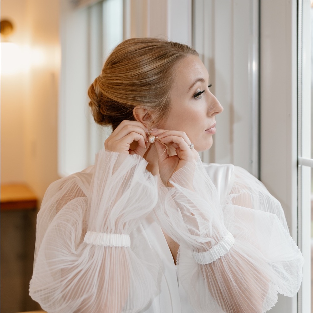 Getting Ready White Robe - Picture 4 of 5
